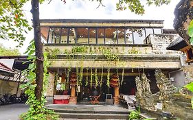 Super Oyo Townhouse Oak Maxi Hotel Legian